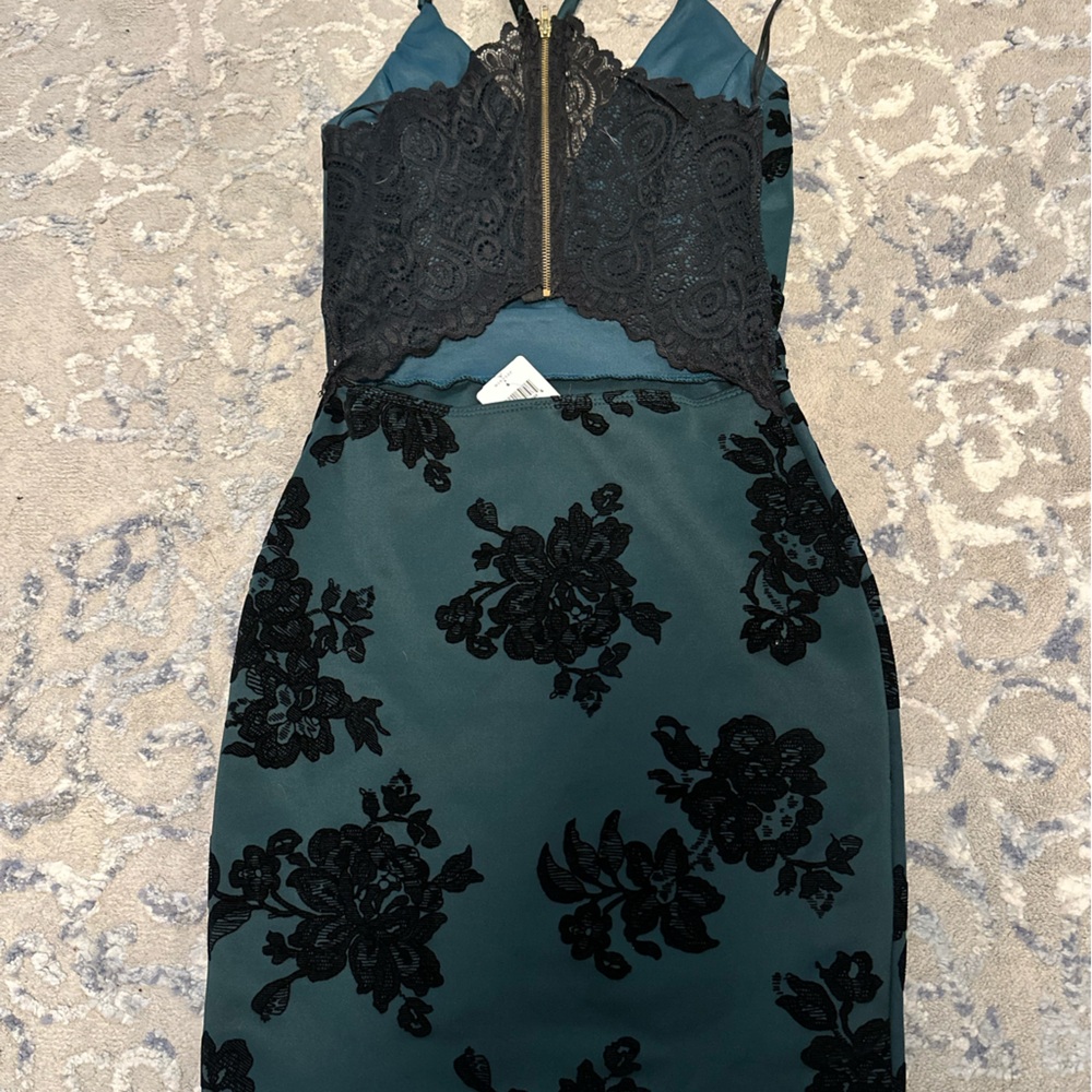 Windsor S Hunter Green w Black Velvet floral appliqué gold zipper, lace back.